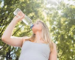 Rester hydrat&eacute; en &eacute;t&eacute; : comprendre, reconna&icirc;tre et pr&eacute;venir la d&eacute;shydratation